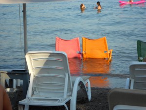 Strandstoel in het water