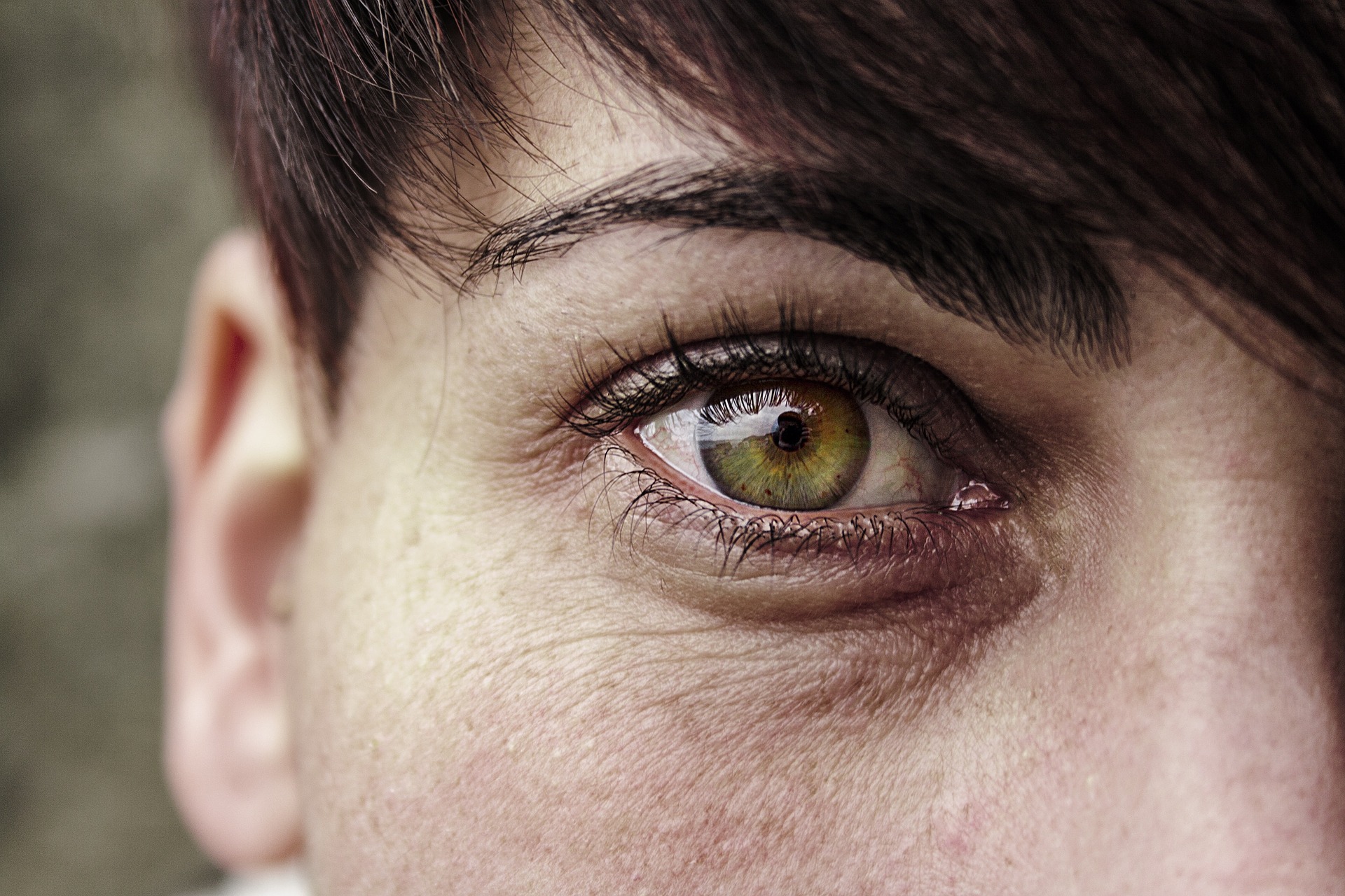 Страх в глазах человека. Глаз человека. Глаза мужские. Зеленые глаза мужские. Зелено карие глаза мужские.